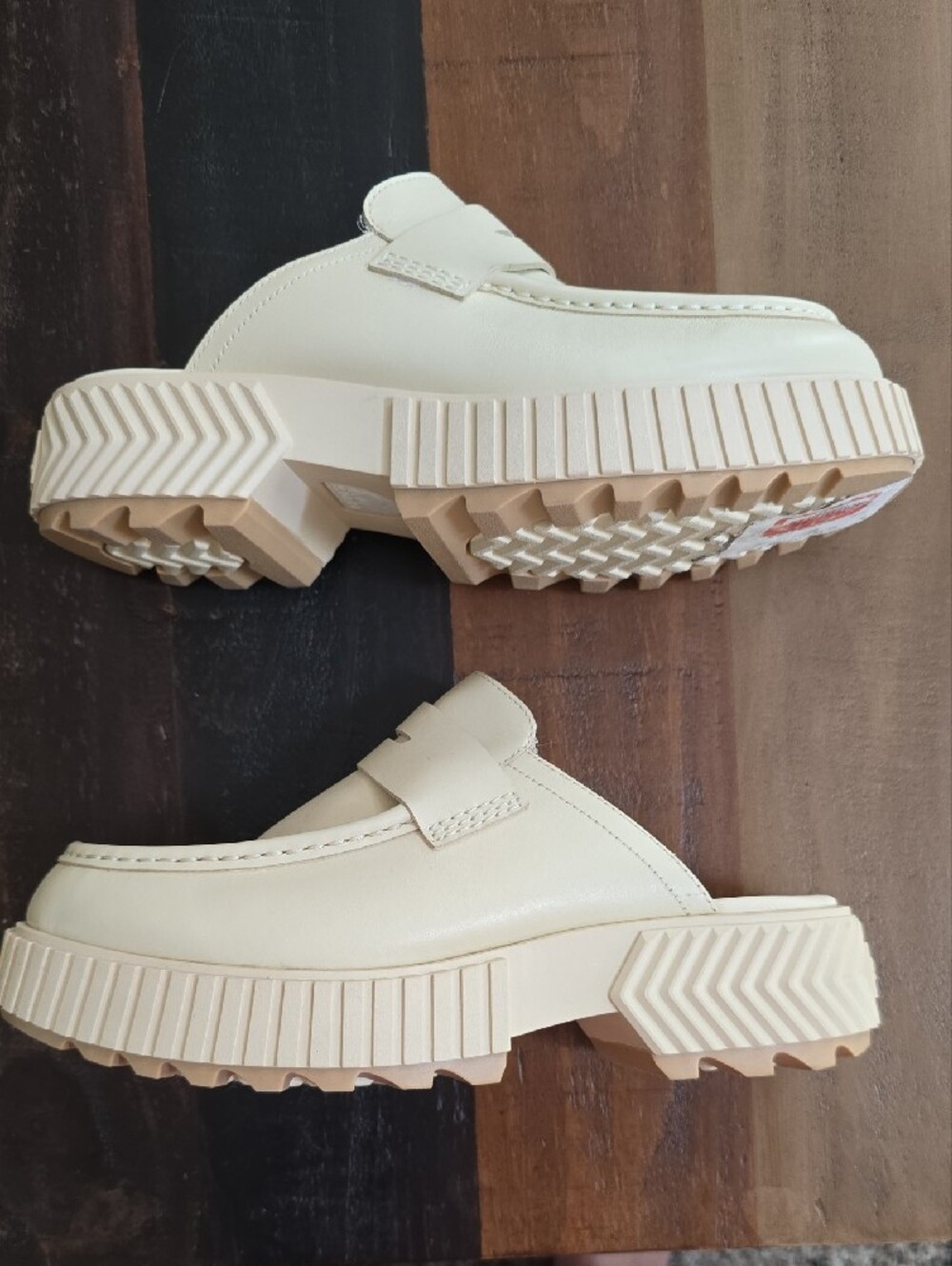 Sorel Womens Cream Slip-On Loafers with Treaded Sole. Only Worn Once! - Picture 4 of 6